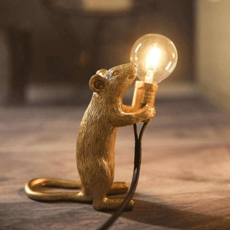 Bordlampe med Muselampe Design – Charmerende og Energi Effektiv Belysning Lamper Tech Butik Guld Ser Opad