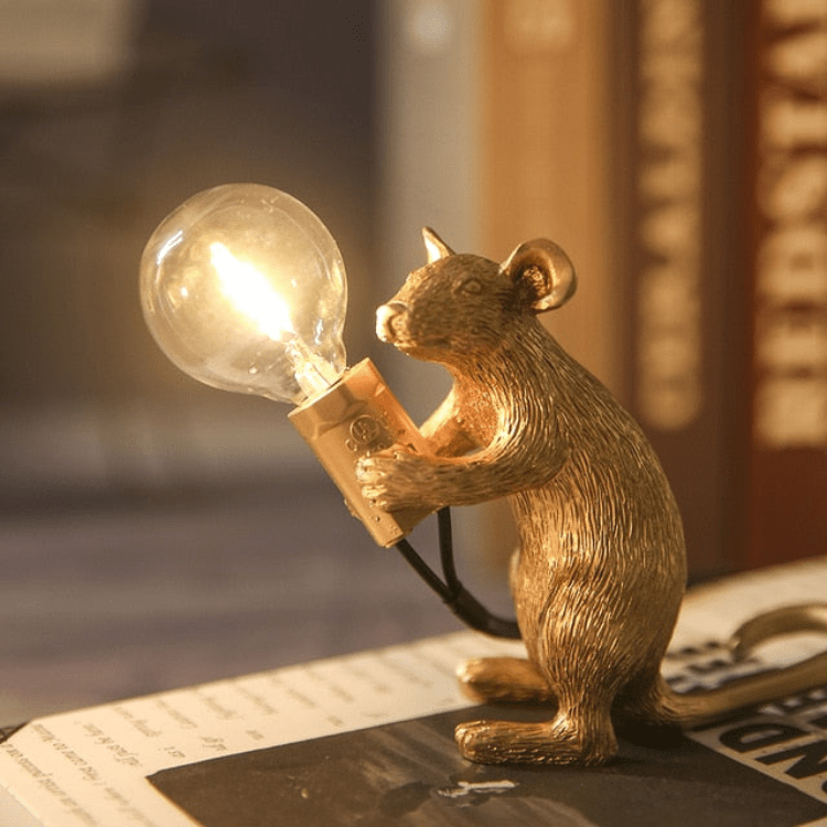 Bordlampe med Muselampe Design – Charmerende og Energi Effektiv Belysning Lamper Tech Butik Guld Ser Til Siden