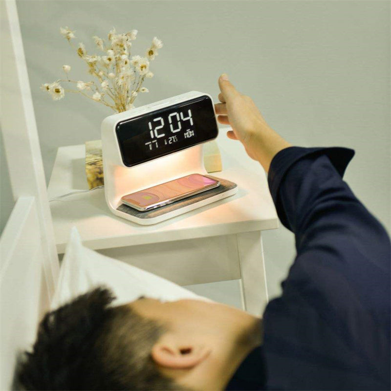 3-i-1 Natbordslampe – Trådløs Oplader, LCD Vækkeur & Touch LED Belysning Tech Butik