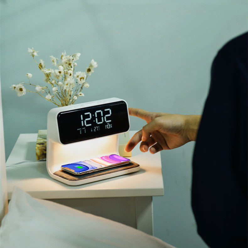 3-i-1 Natbordslampe – Trådløs Oplader, LCD Vækkeur & Touch LED Belysning Tech Butik