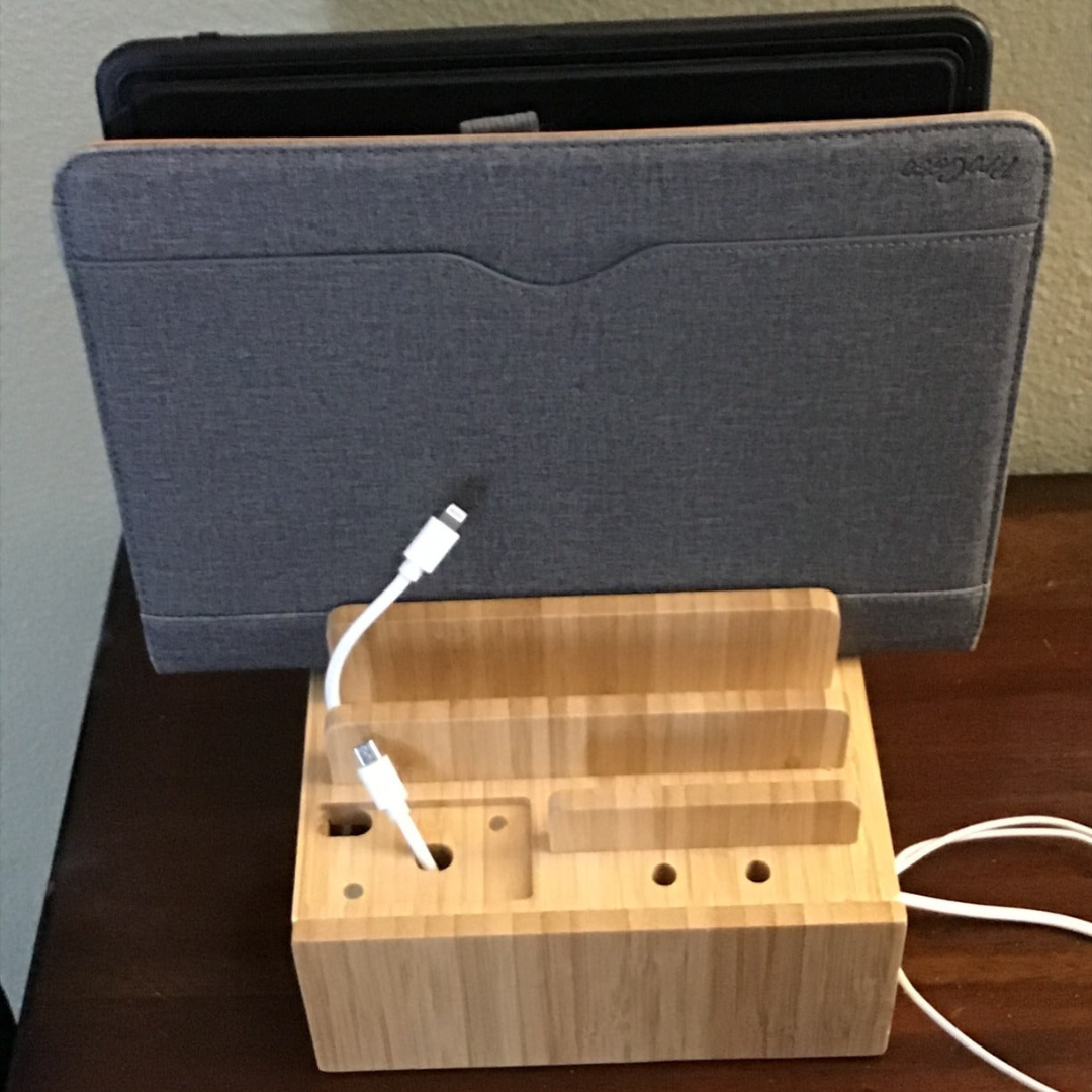 Elegant Bambus Opladningsstation – Hold Alle Dine Enheder Strømførte & Organiserede Opladningsstationer Tech Butik