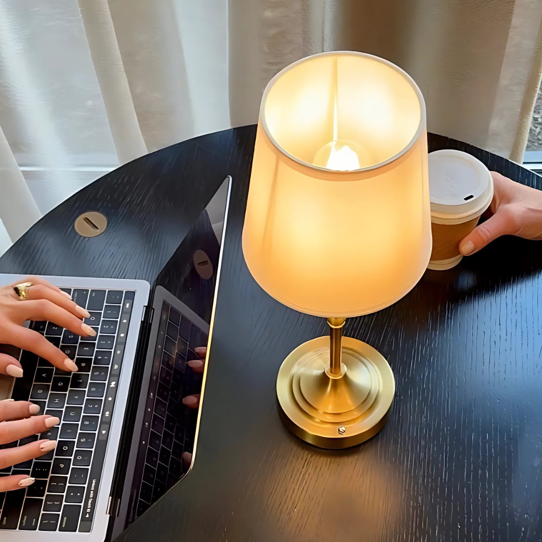 Elegant Bordlampe i Hvid Metal og Glas til Moderne Indretning Bordlampe Tech Butik