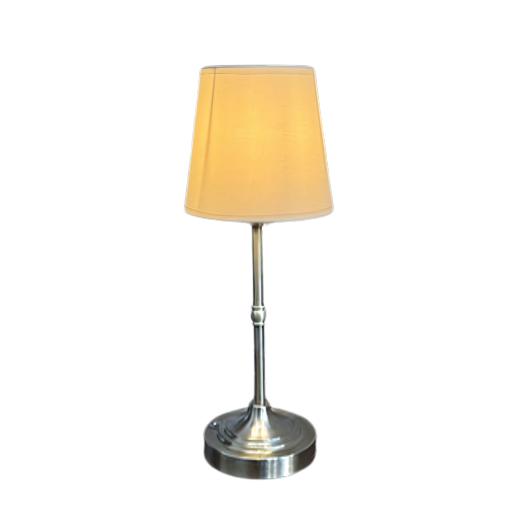 Elegant Bordlampe i Hvid Metal og Glas til Moderne Indretning Bordlampe Tech Butik Sølv