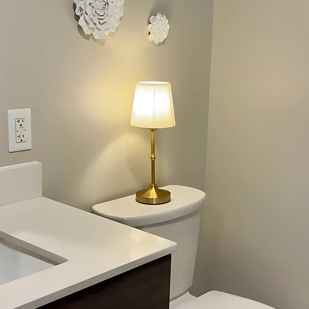 Elegant Bordlampe i Hvid Metal og Glas til Moderne Indretning Bordlampe Tech Butik