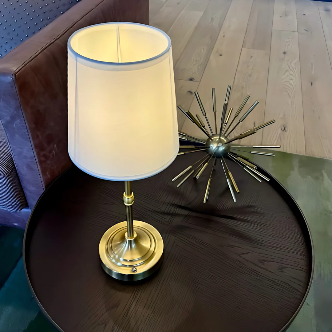 Elegant Bordlampe i Hvid Metal og Glas til Moderne Indretning Bordlampe Tech Butik
