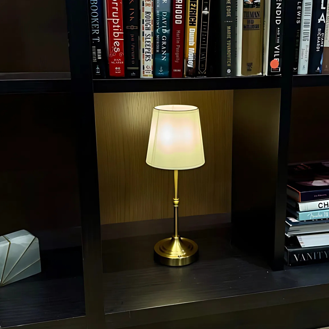 Elegant Bordlampe i Hvid Metal og Glas til Moderne Indretning Bordlampe Tech Butik
