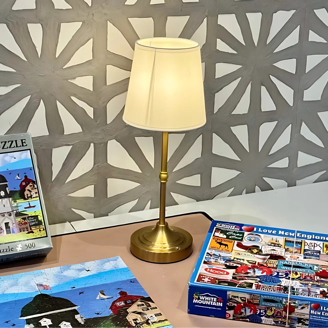 Elegant Bordlampe i Hvid Metal og Glas til Moderne Indretning Bordlampe Tech Butik