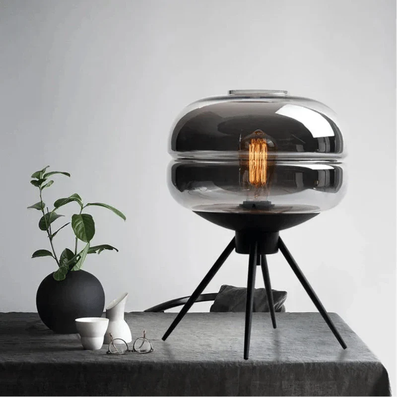 Elegant Bordlampe med Glas Skærm til Moderne Indretning Lamp Tech Butik