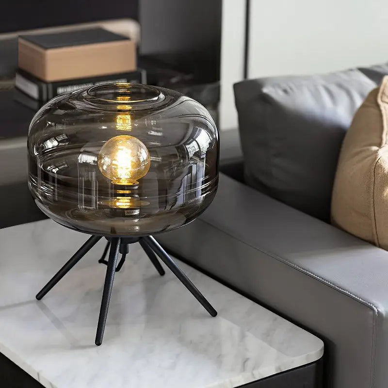 Elegant Bordlampe med Glas Skærm til Moderne Indretning Lamp Tech Butik