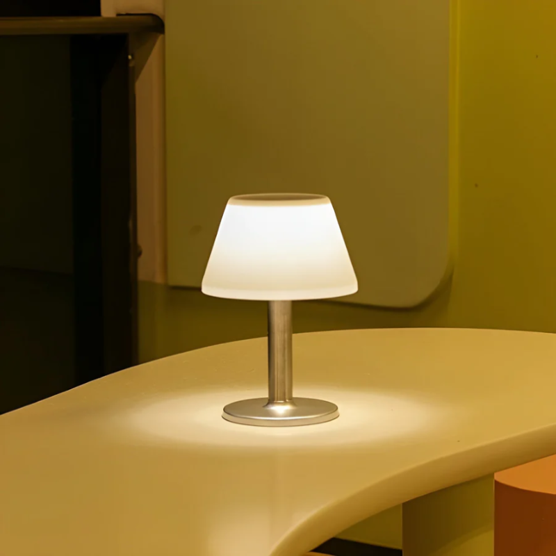 Elegant Solcelledrevet Bordlampe til Udendørs og Indendørs Brug Bordlamper Tech Butik