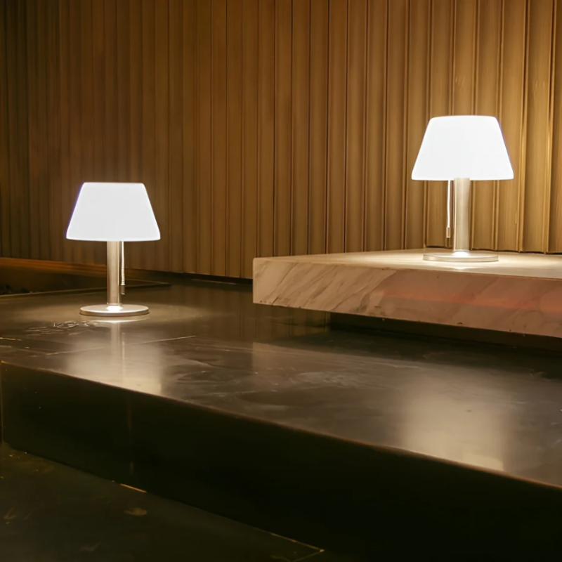 Elegant Solcelledrevet Bordlampe til Udendørs og Indendørs Brug Bordlamper Tech Butik