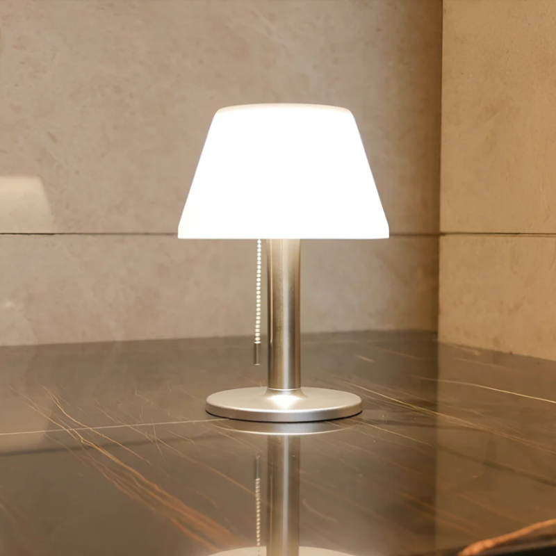 Elegant Solcelledrevet Bordlampe til Udendørs og Indendørs Brug Bordlamper Tech Butik