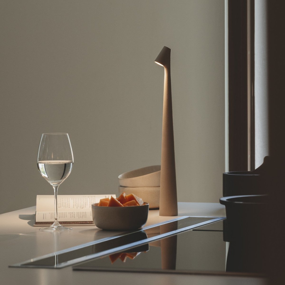 Gulvlampe minimalistisk ledningsfrit design og fleksibel belysning Bordlamper Tech Butik