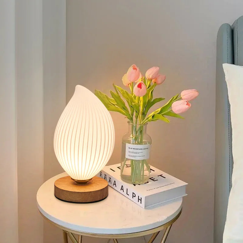 Minimalistisk Bordlampe i Træ med Blødt Skær Bordlamper Tech Butik Mango