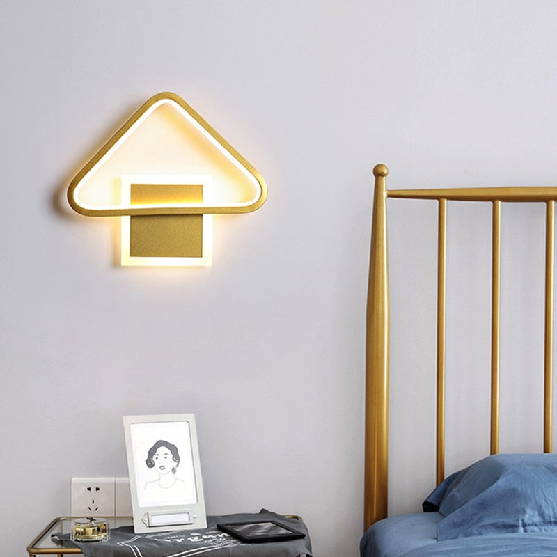 Moderne Geometrisk Trekant LED Væglampe med Glinsende Guld Finish Væglamper Tech Butik Guld Varm hvid
