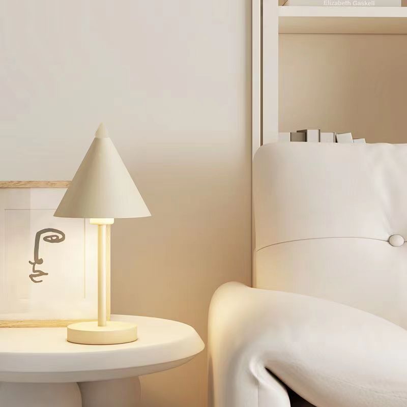 Moderne Jernbordlampe med Elegant Minimalistisk Design Bordlamper Tech Butik