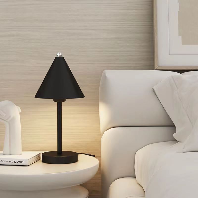 Moderne Jernbordlampe med Elegant Minimalistisk Design Bordlamper Tech Butik Sort