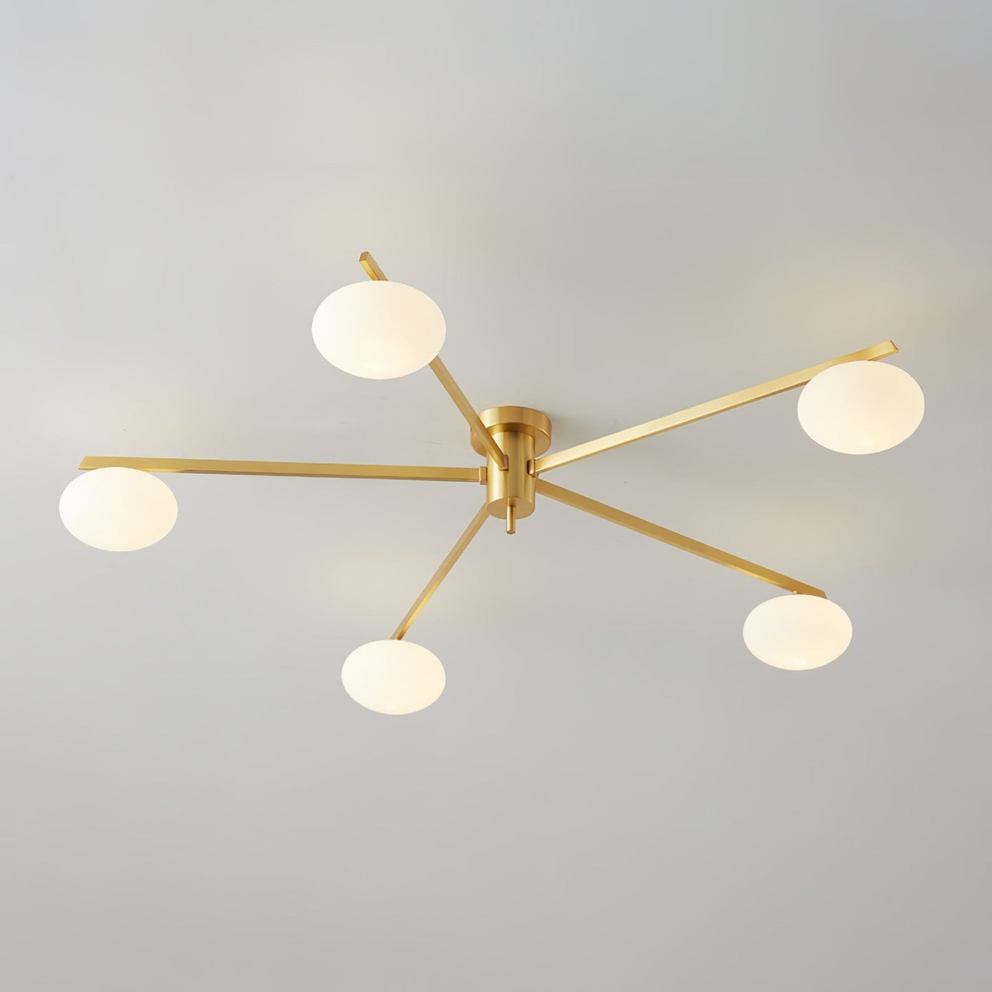 Moderne Minimalistisk Loftlampe med Elegante Ovale Pærer Loftslampe Tech Butik 5 hoveder ⌀ 110cm x H 18cm Messing & Hvid