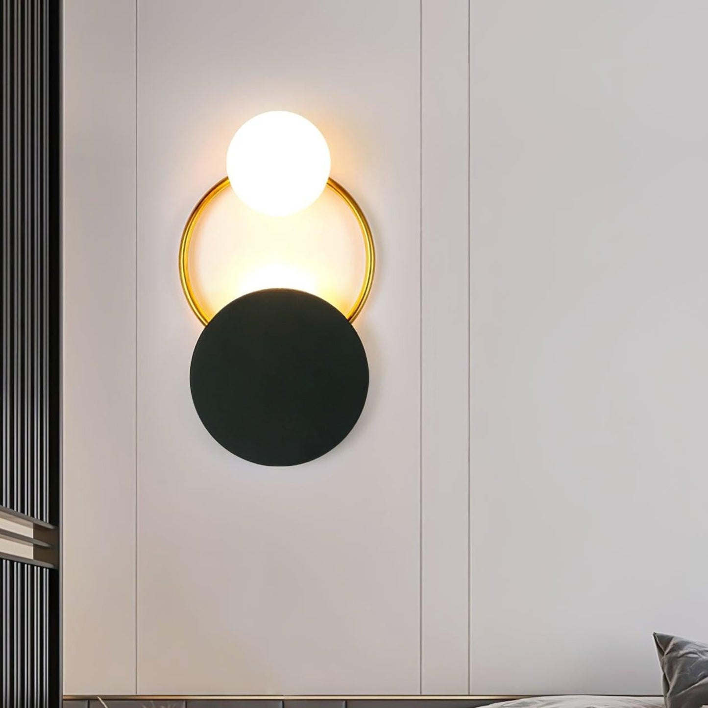 Moderne cirkulær væglampe med guld, sort og glaskugle Væglamper Tech Butik