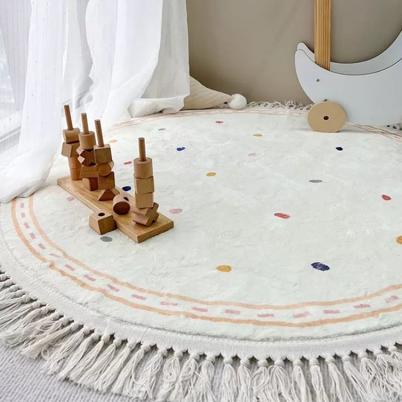 Blød Hvid Legetæppe til Børneværelset med Prik- & Flæsedetaljer – Legesyge Møder Komfort Mat Tech Butik Multi Dot 100x100cm