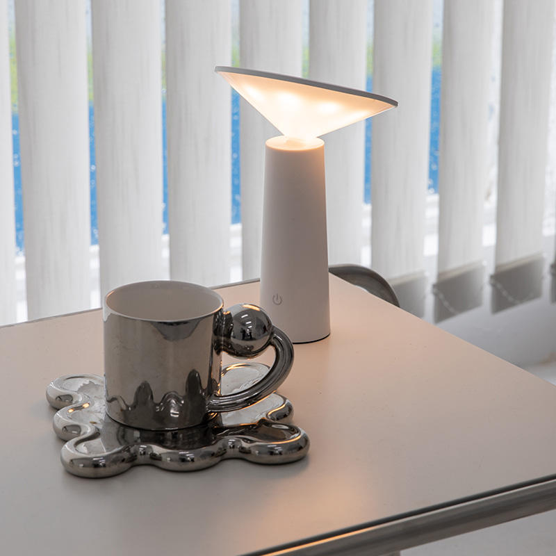 Stilfuld Genopladelig Roterbar LED Bordlampe til Moderne Hjem Bordlamper Tech Butik