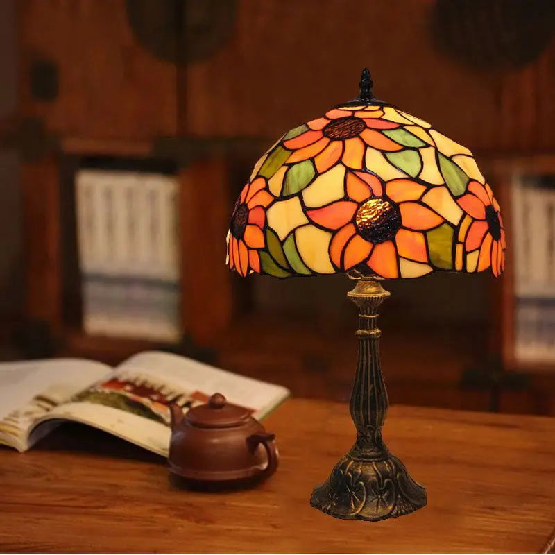 Tiffany-inspireret bordlampe i farvet glas til et levende arbejdsmiljø Bordlampe Tech Butik