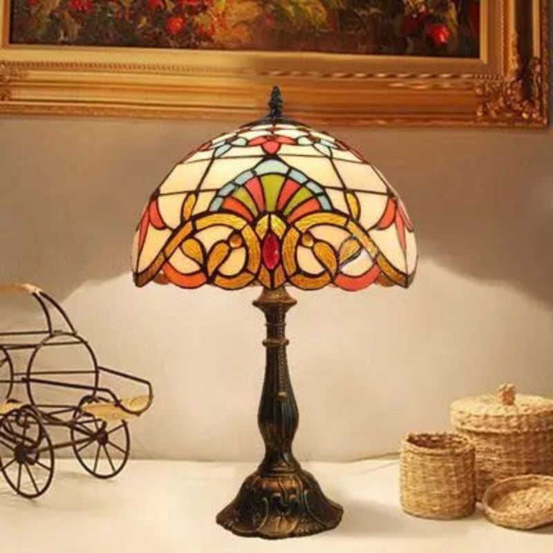 Tiffany-inspireret bordlampe i farvet glas til et levende arbejdsmiljø Bordlampe Tech Butik