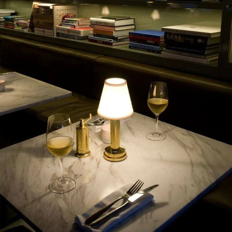 Trådløs Bordlampe med Dæmpbar Touch Kontrol og Stofskærm Elegant Ledningsfri Belysning til Ethvert Rum Belysning Tech Butik
