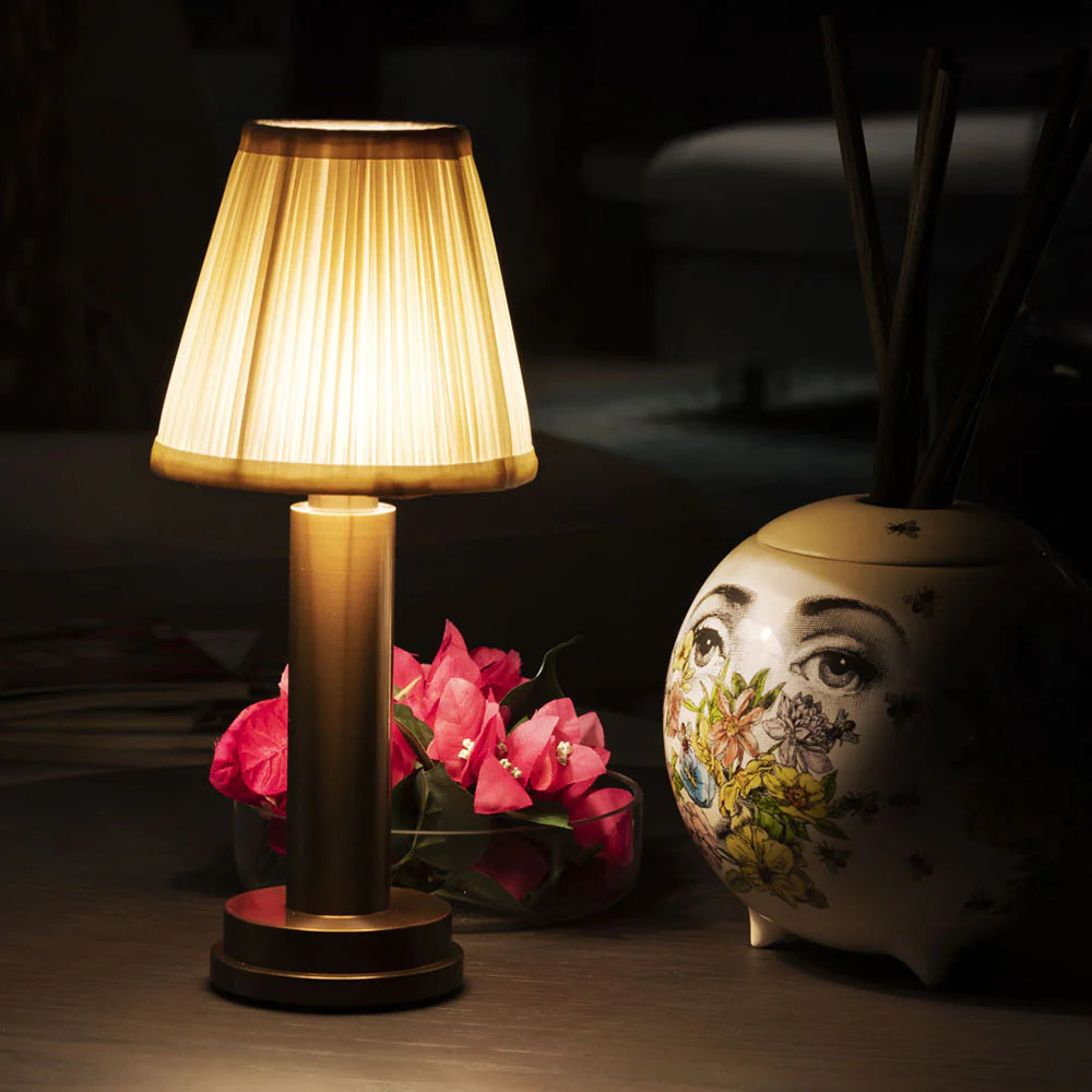 Trådløs Bordlampe med Dæmpbar Touch Kontrol og Stofskærm Elegant Ledningsfri Belysning til Ethvert Rum Belysning Tech Butik