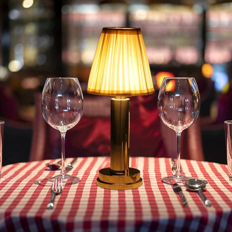Trådløs Bordlampe med Dæmpbar Touch Kontrol og Stofskærm Elegant Ledningsfri Belysning til Ethvert Rum Belysning Tech Butik