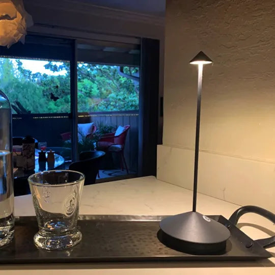 Trådløs Bordlampe med Dæmpbar LED – Moderne Design til Indendørs og Udendørs Bordlamper Tech Butik Grå