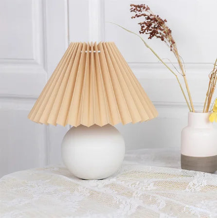 Vintage Bordlampe med Plisseret Skærm – Elegant Belysning til Ethvert Rum Belysning Tech Butik Hvid og Brun