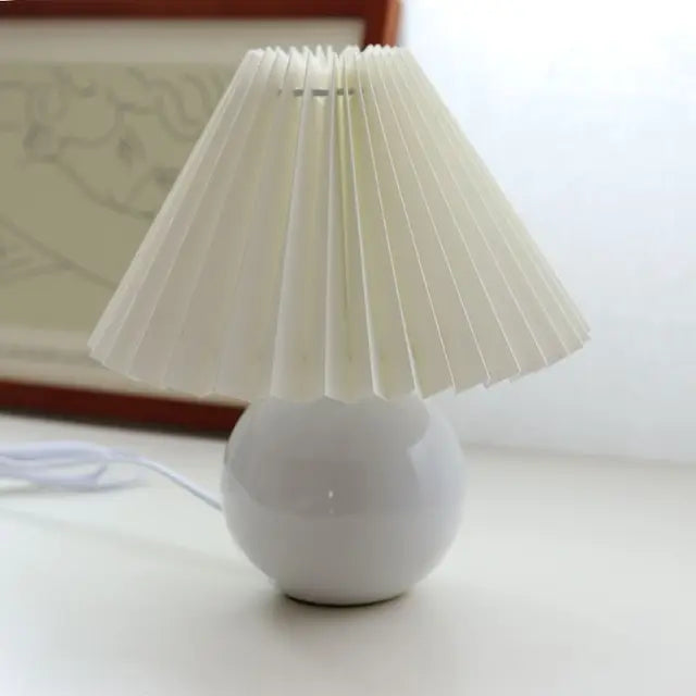 Vintage Bordlampe med Plisseret Skærm – Elegant Belysning til Ethvert Rum Belysning Tech Butik Hvid og Hvid