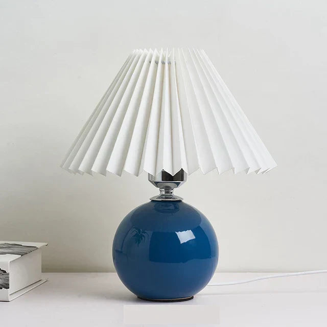 Vintage Bordlampe med Plisseret Skærm – Elegant Belysning til Ethvert Rum Belysning Tech Butik Blå og Hvid