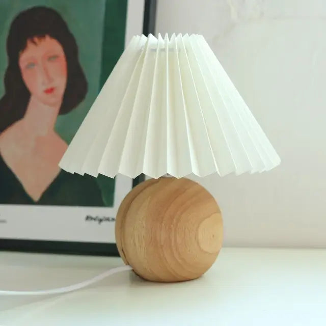 Vintage Bordlampe med Plisseret Skærm – Elegant Belysning til Ethvert Rum Belysning Tech Butik Træ og Hvid