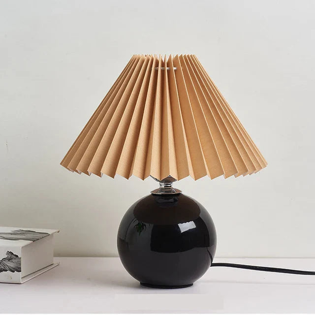 Vintage Bordlampe med Plisseret Skærm – Elegant Belysning til Ethvert Rum Belysning Tech Butik Sort og Brun