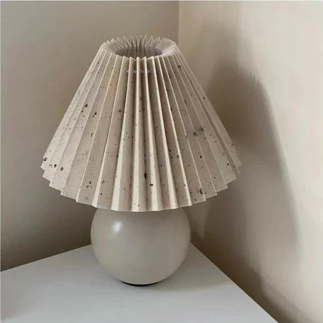 Vintage Bordlampe med Plisseret Skærm – Elegant Belysning til Ethvert Rum Belysning Tech Butik Creme og Spraglet