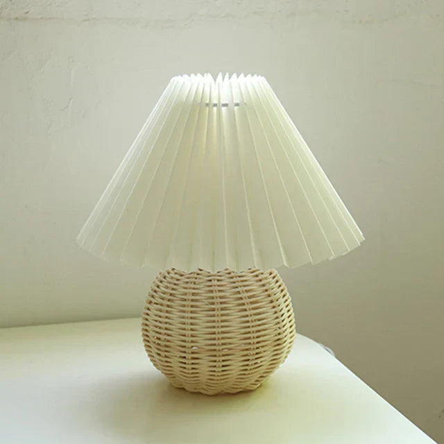 Vintage Bordlampe med Plisseret Skærm – Elegant Belysning til Ethvert Rum Belysning Tech Butik Rattan og Hvid
