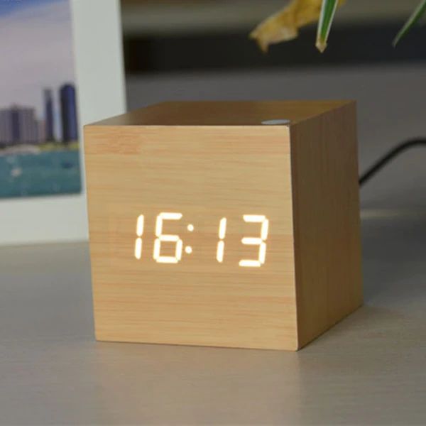 Cube Digital Bordur – Minimalistisk Design Møder Præcis Tidsvisning Tech Butik Gul hvid