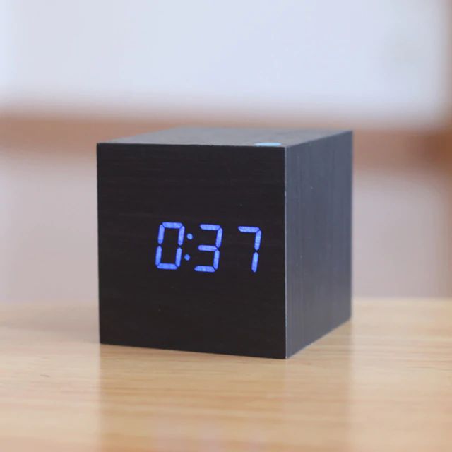 Cube Digital Bordur – Minimalistisk Design Møder Præcis Tidsvisning Tech Butik Sort-blå