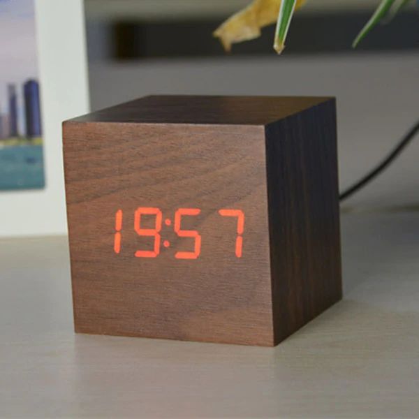 Cube Digital Bordur – Minimalistisk Design Møder Præcis Tidsvisning Tech Butik Brun-rød