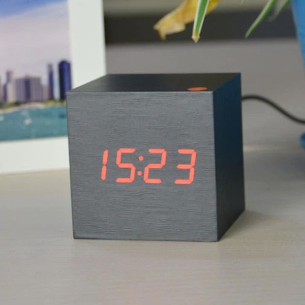 Cube Digital Bordur – Minimalistisk Design Møder Præcis Tidsvisning Tech Butik Sort og rød