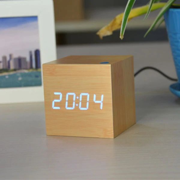 Cube Digital Bordur – Minimalistisk Design Møder Præcis Tidsvisning Tech Butik Gul-blå