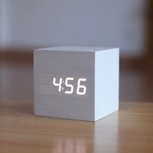 Cube Digital Bordur – Minimalistisk Design Møder Præcis Tidsvisning Tech Butik Hvid Hvid