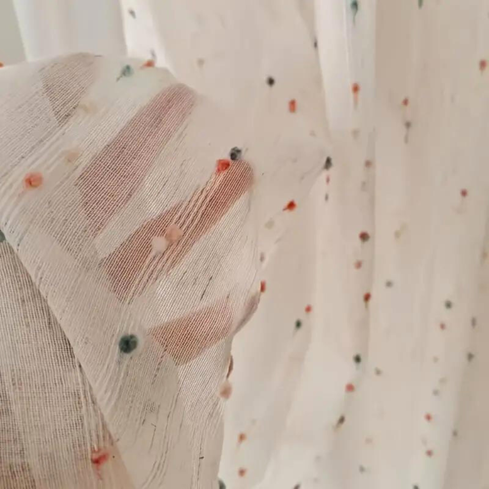 Elegant Regnbue Tylgardin – Let og Luftigt Vinduesgardin med Livlige Farveaccents Curtains Tech Butik