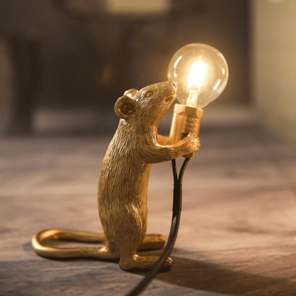 Bordlampe med Muselampe Design – Charmerende og Energi Effektiv Belysning Lamper Tech Butik Guld Ser Opad