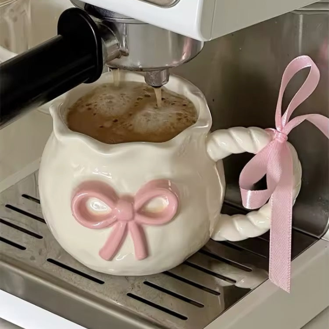 Håndlavet Coquette Kaffekop – Uregelmæssig Rosa Sløjfe i Keramik Krus Tech Butik