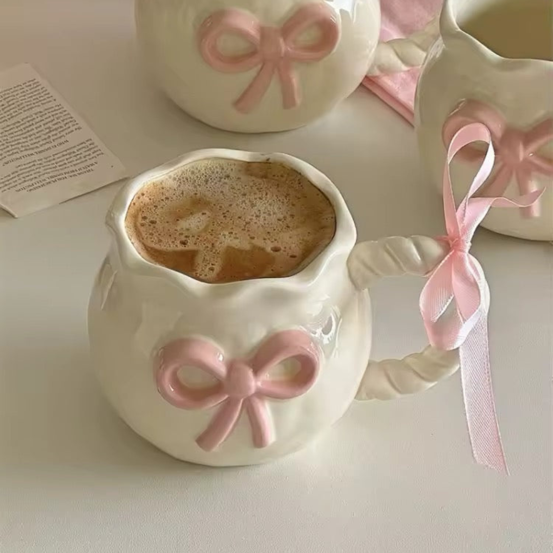 Håndlavet Coquette Kaffekop – Uregelmæssig Rosa Sløjfe i Keramik Krus Tech Butik