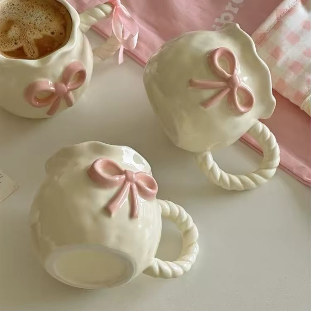 Håndlavet Coquette Kaffekop – Uregelmæssig Rosa Sløjfe i Keramik Krus Tech Butik