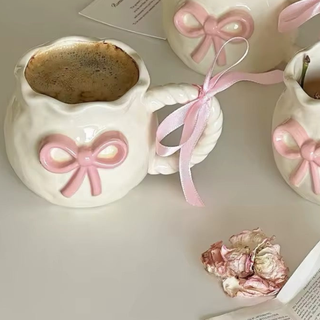 Håndlavet Coquette Kaffekop – Uregelmæssig Rosa Sløjfe i Keramik Krus Tech Butik